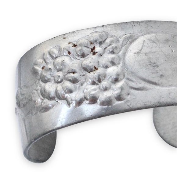 Vintage Pewter Cuff Bracelet Blank Engravable Cartouche Floral Repoussé Style - Picture 4 of 6